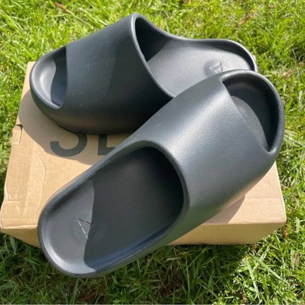 Brand new onyx yeezy slides (ANY SIZE)